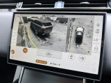 【3Dサラウンドカメラ】周囲の安全確認をアシストする機能です。3D車外ビュー、360&deg;オーバーヘッドビューを 利用して、狭いスペースでも安心、スムーズに運転操作ができます。