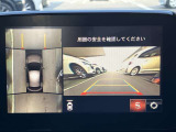 360度ビューカメラを搭載。4方の小型カメラの映像を処理し、車両真上からの映像に変換しています。