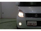 切れ長で存在感のあるヘッドライトは暖色系で対向車にも優しい光のハロゲンです。ハロゲンはLEDと違い熱くなるので雪がライトに積もっても溶かしてくれます。