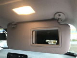 バイザーにはバニティミラー付き。車を降りる際には身だしなみをチェックを忘れずに♪