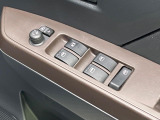 【電動格納ミラー】サイドミラーは電動格納式となっており、狭い駐車場でもキズがつくリスクを抑えられます。