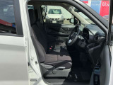 運転席シートリフター(ラチェット式)で、座面の高さも上下に動き、体格にあわせて調整ができます。