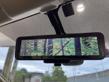 【インテリジェントルームミラー】後席の大きな荷物や同乗者で後方が確認しづらい時でも安心!カメラが撮影した車両後方の映像をルームミラー内に表示。クリアな視界で状況の確認が可能です!