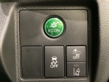 Hondaセンシング用の、VSA(ABS+TCS+横滑り抑制)解除と路外逸脱抑制機能のオンオフスイッチなどはハンドルの右側に装備しています。燃費に役立つECONボタンもここです。