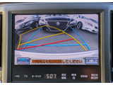 カラーバックカメラが付いています!バックにギアを入れると、後方視界が自動的にマルチ画面に映し出されます!夜も明るく見えますので、すごく便利!!一度使うとカメラ無しには乗りたくない程!