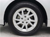 純正アルミホイールは精度が高く、走行の安定性が優れています。タイヤサイズ205/60R16