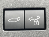 【パワーバックドア】スマートキーや運転席のボタンを押すだけでリアゲートが自動で開閉します!荷物を持っている時や、高い位置にあるバックドアを閉める際に便利な機能です♪