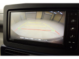 リヤカメラ付きなので、シフトレバーをリバースにすると連動してカメラ映像に切り替わります。