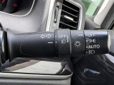【オートライト(AUTO)】外の明るさをシステムが感知して、自動でヘッドライトが点灯します。ヘッドライトをつけ忘れを防ぐ便利機能です。
