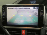 車両後方の映像を映すバックモニター。進路を確認しながら安全に車庫入れできます。