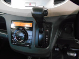 インパネシフトだから視線の移動も少なく足元もスッキリ♪運転席もゆったりしているのでゆとりを持ってドライブできますね!