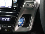 ドライバーの操作しやすい位置に、軽い力でシフトチェンジできる電子制御式シフトレバーが装着されています。