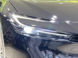 【LEDヘッドライト】悪天候や夜間走行時も良好な視界を確保し安心して運転できる高輝度LEDヘッドライトを装備!点灯速度が早く、消費電力も抑えられています。