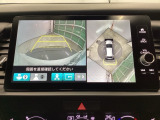 バックギアに入れますとご覧のような画像に自動的に切り替わります。車庫入れ時に役立ちます。