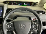 ステアリング右手側に安全運転支援機能のホンダセンシングをコントロールするスイッチ、左手側にオーディオ関連のコントロールスイッチを配置、視線を逸らすことなく運転に集中できます