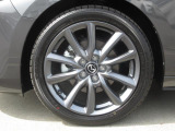 18インチ純正アルミホイールを装備。タイヤサイズは215/45R18となります。