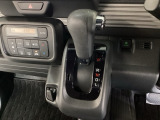 自然に手が届き、操作性の良いインパネシフトに、パーキングブレーキは、フットブレーキタイプなので、運転席と助手席の間はすっきりしています。