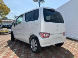 車線逸脱抑制機能です。カメラが左右の区画線を検知し、はみ出す可能性が高いと判断した場合にドライバーにステアリング操作を促し、車両を車線の内側に戻すように支援をします。