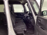 フロントは助手席と繋がったベンチシートです。運転席は、高さを調整できるハイトアジャスター付きです。