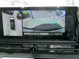 リバースにシフトするとまるで上空から見下ろしているような感じナビゲーション画面に映し出します