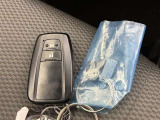 ドアの開閉時、両手が荷物で塞がっている時はキーレスでのカギの解除が大変ですよね。スマートキーはポケットやバッグに入れておけば、ノブに触れただけでロックの解除が可能です。とても便利な機能です