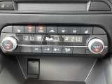 温度の設定のみで快適な風量やモードなどを自動調整してくれるフルオートエアコンを装備!