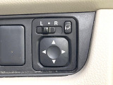 【電動格納ミラー】サイドミラーは電動格納式となっており、狭い駐車場でもキズがつくリスクを抑えられます。