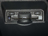 【ETC2.0装着車】カーナビと連携させることで全国の「ITSスポット」と双方向通信し渋滞を回避するルートを案内します。情報配信を受けるたびに最速のルートを再検索。料金所もストレスなく通過できます。