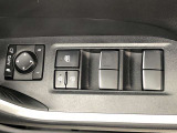 パワーウィンドのスイッチです。運転席に座りながら、助手席や後席の窓を開け閉めできるので大変便利ですよ。