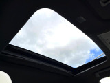 【サンルーフ】開放感たっぷりの希少装備、サンルーフが装着されています!車内に明かりを取り入れたり景色を楽しむ以外にも、車内の空気も簡単に換気できて快適です!