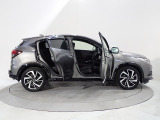 Honda独自のセンタータンクレイアウト 低床設計で床が低く また前席後席ドアも大きく開きますので 女性にもお子様にも一段と乗り降りがしやすいです。