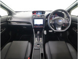 ■視界良好で運転しやすいコックピットです。シンプルで操作性の良いインパネ回りにデザインされ、SUBARUは安全性能に徹底的にまでこだわった視界設計を行っています。