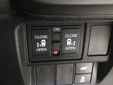 【両側パワースライドドア】両側がパワースライドドアになっており、運転席のスイッチやスマートキーでも開閉が可能です!開口部も広いので乗り降りも楽々♪