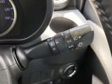 夕暮れ時やトンネル入り口などで点灯するなど、周囲の明るさに応じてヘッドライトを自動で点灯・消灯するスマートなオートライトシステムです。