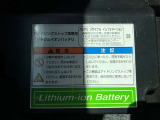 減速時の回生エネルギーを利用して発電したエネルギーを蓄え、オーディオやエアコン、ヘッドライトなどに使う事で、エンジンの負担を減らす「S-エネチャージ」搭載車両です。