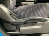 運転席にはドライバーの体型や好みに応じて前後方向だけでなく、高さの調整ができるシートリフターを装備!