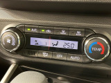 【オートエアコン】一度お好みの温度に設定すれば、車内の温度を検知し風量や温度を自動で調整。暑い&hellip;寒い&hellip;と何度もスイッチ操作をする必要はありません。快適な車内空間には必須の機能ですね♪
