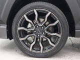 JAOSの20インチアルミホイールを装着しています。タイヤサイズ245/45R20