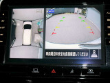 リバースにシフトするとまるで上空から見下ろしているような感じにナビゲーション画面に映し出します