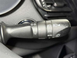 【オートライト】車外の明るさに応じて、自動的にライトの点灯・消灯を行います。