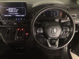 【ハンドル】運転にかかわる様々な操作を安全に行えるように視点移動が少なく操作性に配慮されたスイッチ類が凝縮されたコックピットです。