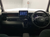 運転席と助手席の間はすっきり、移動も楽々です。さっと手が届く位置にATセレクトレバーやエアコンスイッチなどがあり操作性に優れています