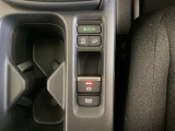 セレクトレバーの下に電子制御パーキングブレーキがあります。スイッチひとつで、停車した地点の傾斜などをシステムが検知・判断してブレーキ力を自動的に最適制御し、しっかり停車できるパーキングシステムです。
