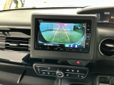 【バックカメラ】運転が苦手な方も車庫入れラクラクです!ギアをリバースに入れれば自動的に切り換わりますので、面倒な操作は不要です♪狭い駐車場もお車を傷つけず安心ですね!
