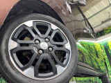 【純正15インチアルミホイール】外観にマッチした純正アルミホイールを装着しております。各種社外アルミホイールや、スタッドレスタイヤも取扱いしております。是非ご相談ください♪v