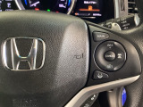 ハンドルにHondaセンシング系のクルーズコントロールやレーンキープアシストなどの操作スイッチが装備されています。ハンドルから手を離さず安全に操作できます。