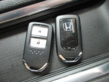 スマートキー付!キーを取り出さなくてもドアロックの施錠・開錠、エンジンの始動が出来ます!雨の日や荷物の多い日にとても便利ですね♪