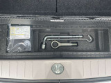 ラゲッジルーム下には車載工具を収納。