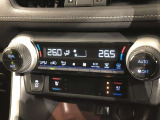 運転席、助手席別々に温度設定ができるデュアルエアコン装備です。男性が暑いと感じても、女性は寒いと感じる、そんな時の車内温度を別々に調節できるので、ストレスなくドライブをお楽しみいただけます。