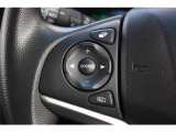 ハンドル左部分でオーディオ操作が可能。そのため、運転中でも目線をずらさずに安全運転♪